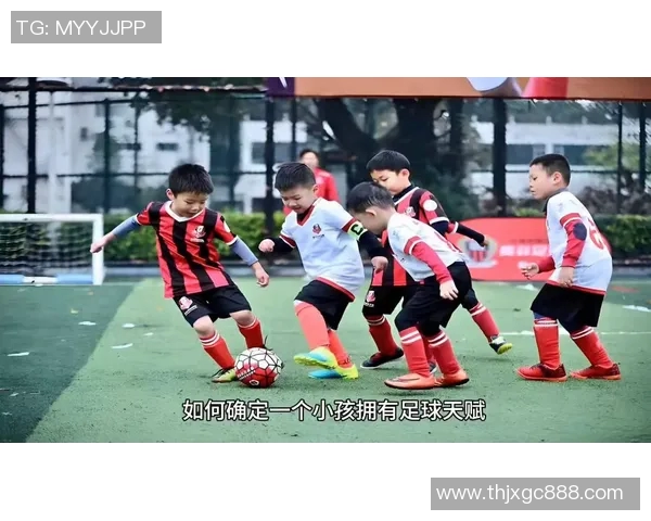 两个小孩足球明星广告展现梦想与激情的完美结合